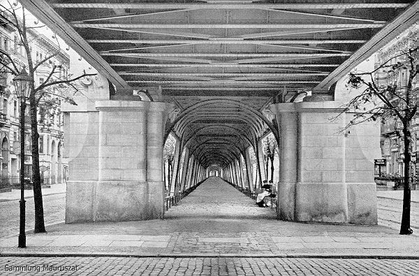 Fußweg unter Berliner Hochbahn