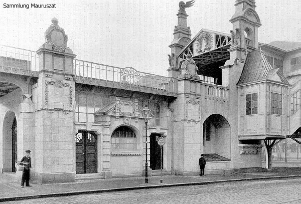 Hermann Solf und Franz Wichards, Hochbahnhof Hallesches Tor, Aufgang